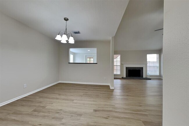 Building Photo - 4010 Spring Meadow Dr