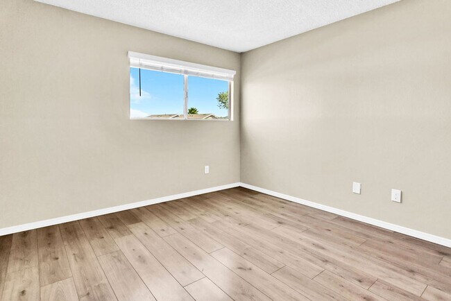 Building Photo - Great three bedroom townhome in UTC!  Avai...