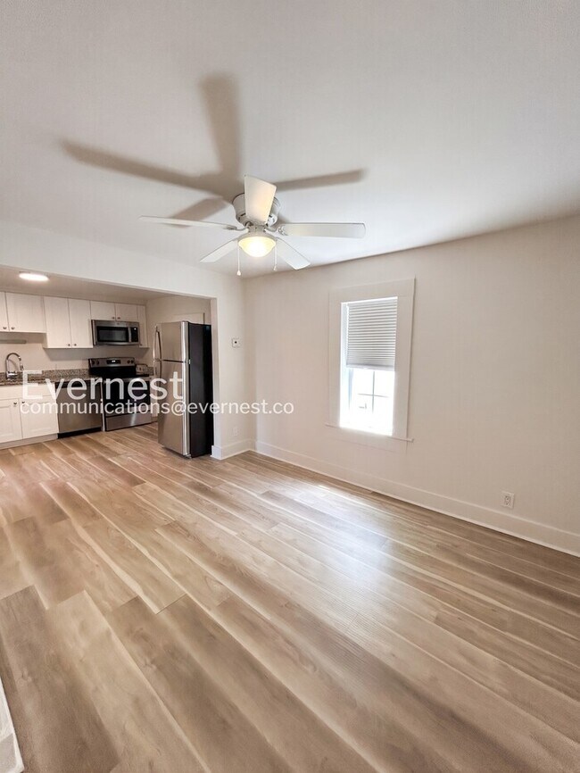 Building Photo - 3 Bed/1 Bath Home with Fenced Yard / Pet-Friendly / Available Soon!