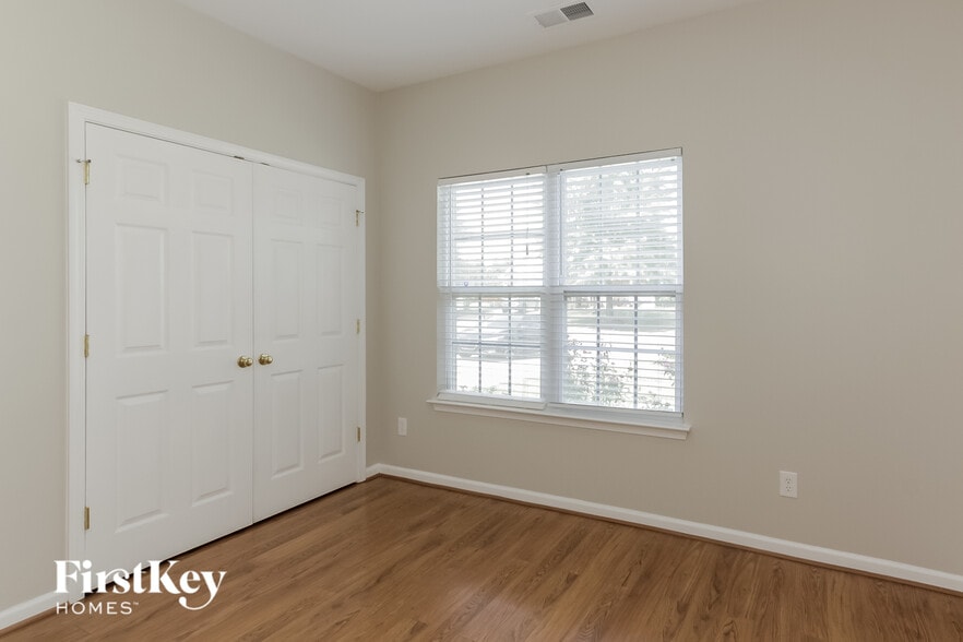 Building Photo - 7860 Cotswold Ct