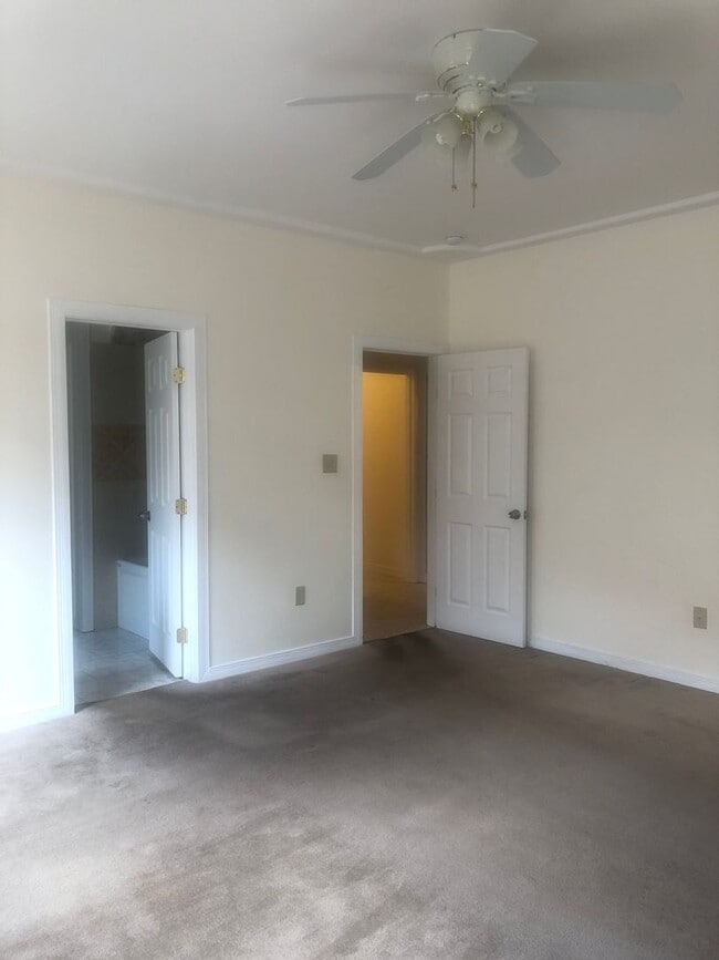 Building Photo - Beautiful 3 bedroom 3 bath home!