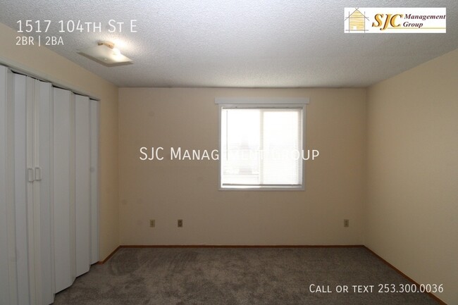 Building Photo - Clean and move in ready townhouse style condo