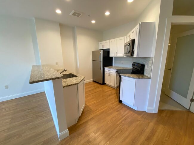 Building Photo - 875 Elm St