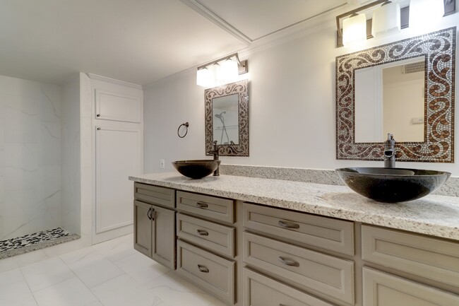 Building Photo - 353 N Post Oak Ln