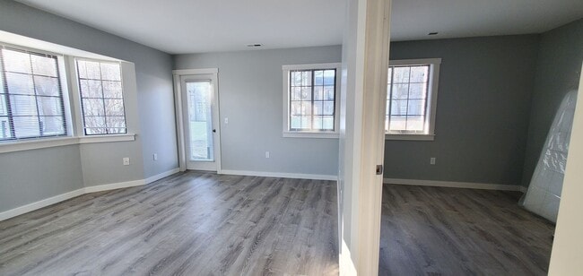 Building Photo - Beautifully Upgraded 1-Bedroom Condo in Do...