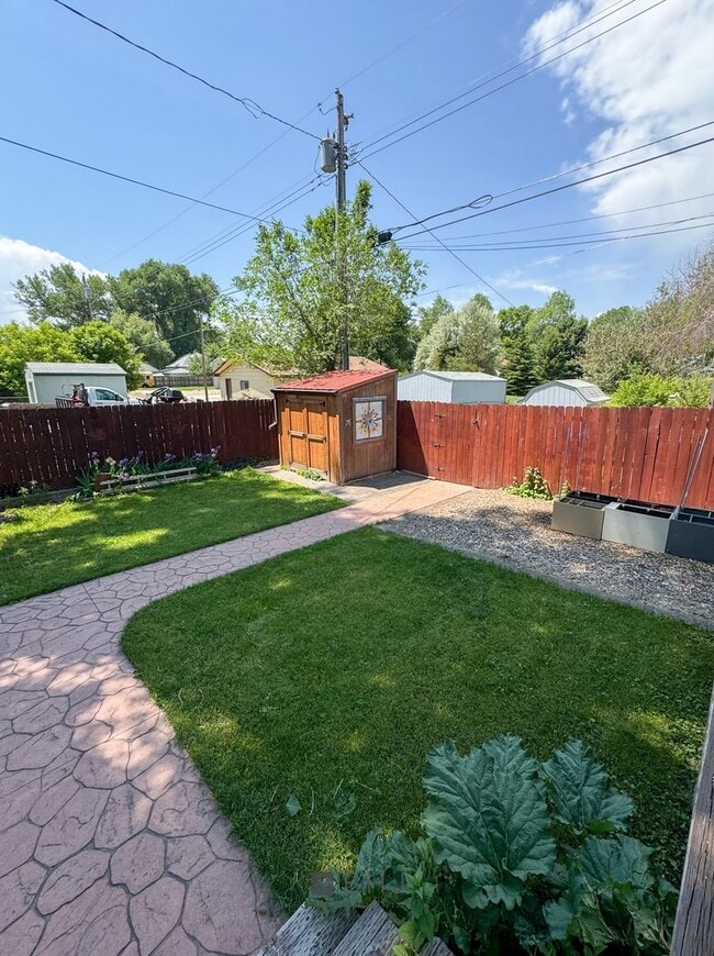 Building Photo - NEWLY UPDATED 2 BED/ 1 BATH SINGLE FAMILY ...