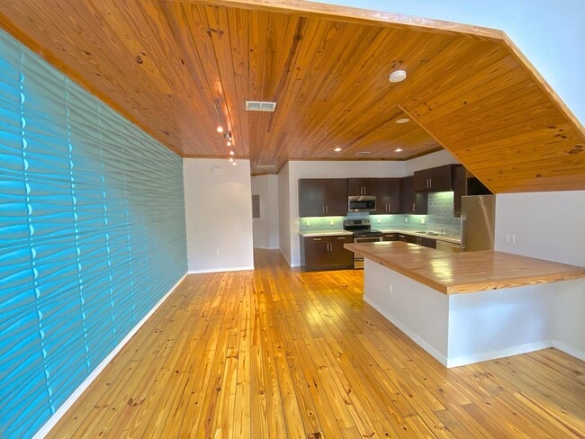 Building Photo - Stunning and Unique Luxury Town Home for R...