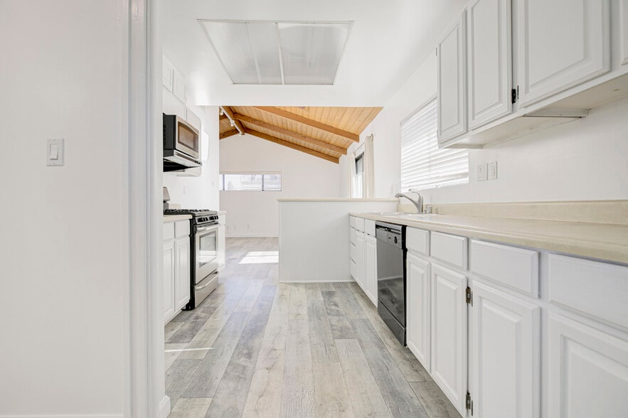 Building Photo - 6011 Bellaire Ave