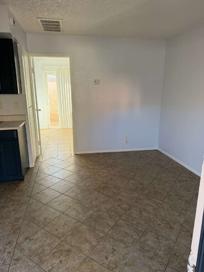 Building Photo - Charming 1-Bed/1-Bath Near SR-51 with Private Outdoor Space