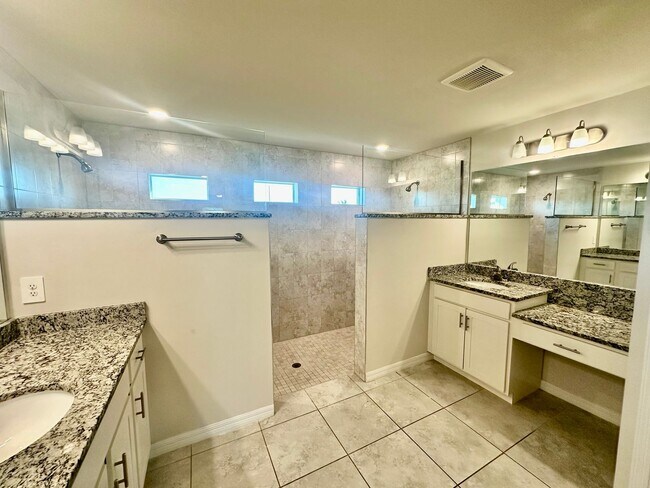 Building Photo - Available Now- 4 Bedroom 2 Bathroom NW Cap...