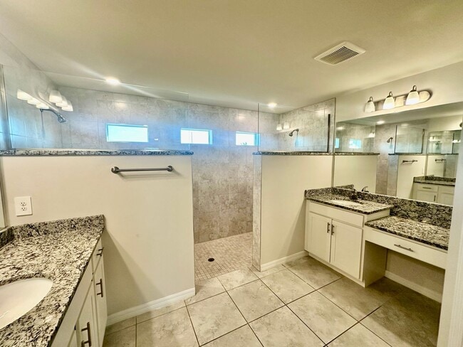 Building Photo - Available Now- 4 Bedroom 2 Bathroom NW Cape Coral Home