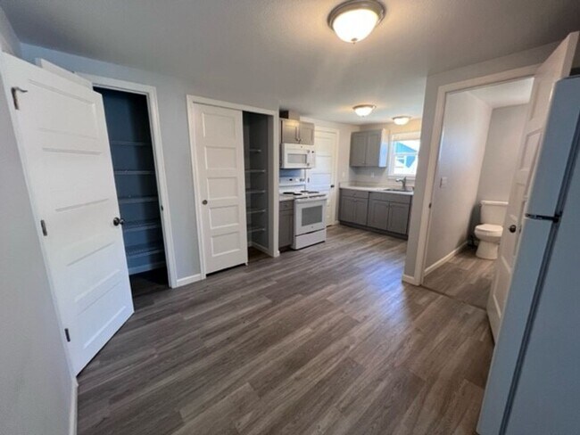 Building Photo - Beautiful Remodeled 2 Bedroom House!!