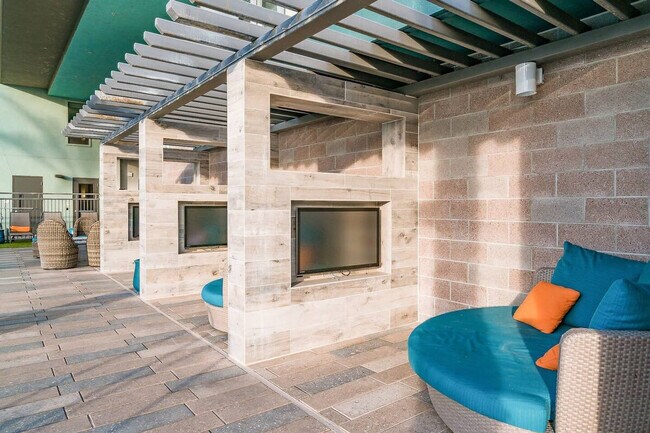 Building Photo - 555 N College Ave