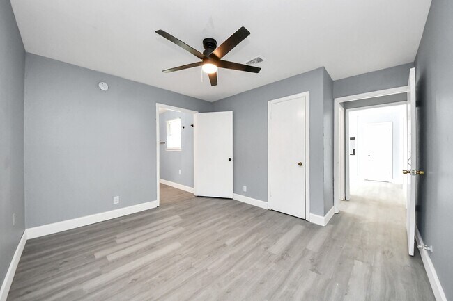 Building Photo - 5606 Elmlawn Dr