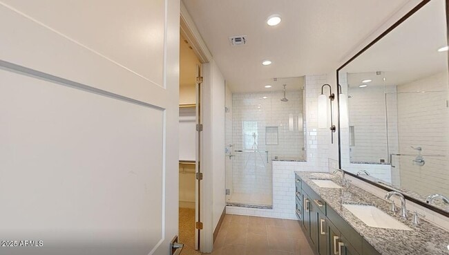 Building Photo - 98 S River Dr