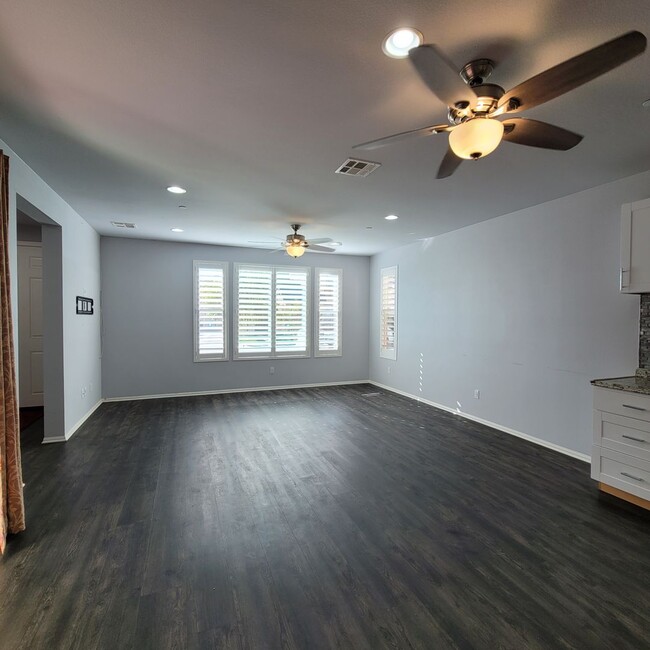 Building Photo - E. Ventura Newer Construction 3+2.5 bath H...