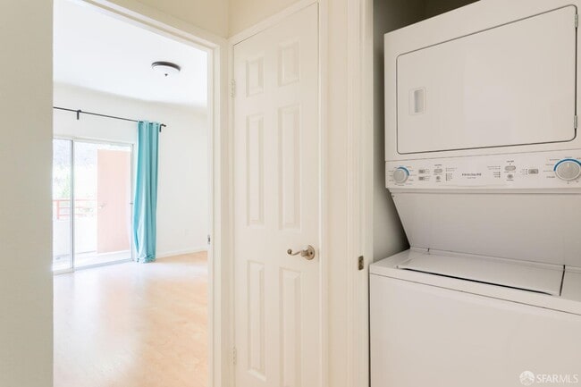 Building Photo - 240 Caldecott Ln