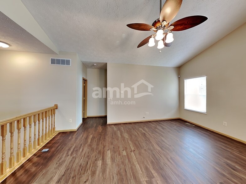 Building Photo - 1468 E Quail Run Dr