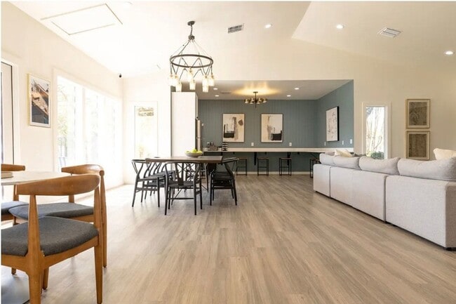 Building Photo - 2170 Thousand Oaks Dr