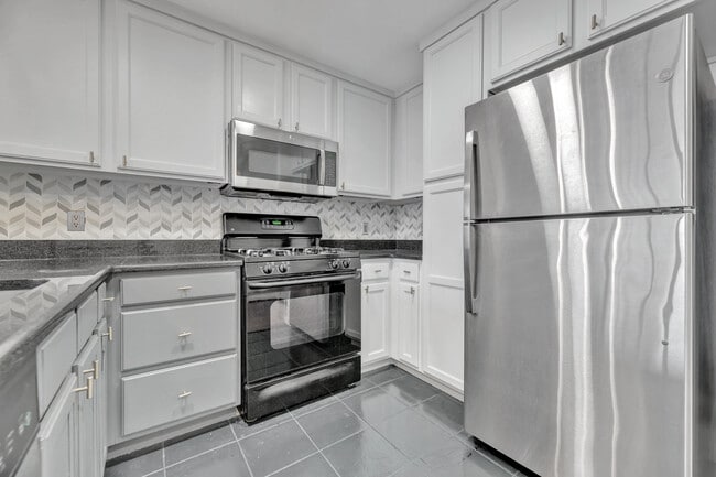 Building Photo - Modern 1-Bed Condo in Prime SW DC