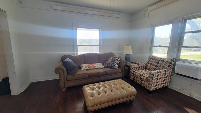 Building Photo - 1020 5th St