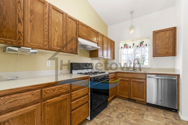 Building Photo - 3 Bedroom 2 Bathroom Home with Attached 2 Car Garage Available in Coeur d'Alene!