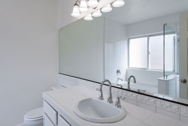 Building Photo - Convenient, Spacious Townhome for Rent in ...