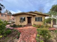 Building Photo - MOVE-IN READY 3+2 w/hardwood floors + stai...