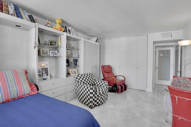 Building Photo - 1149 Hillsboro Mile