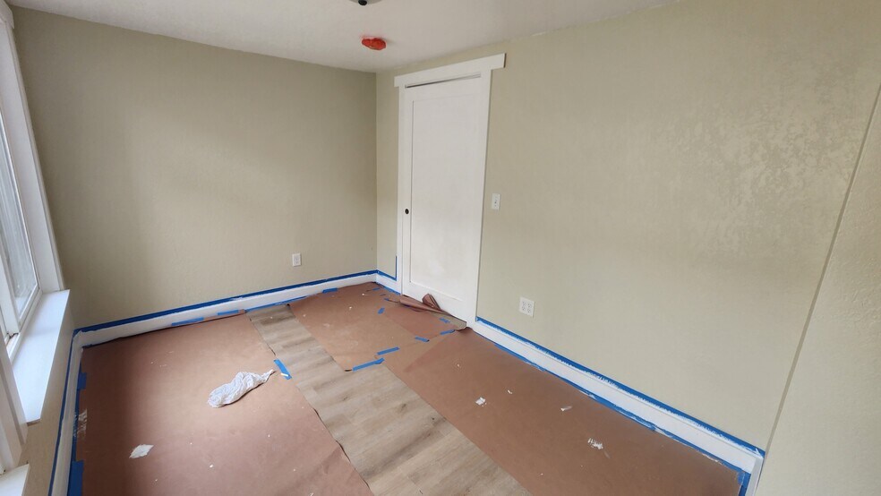 main floor smaller bedroom with extra windows - 1303 Avon St