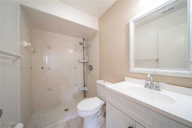 Building Photo - 2825 SW Santa Barbara Pl