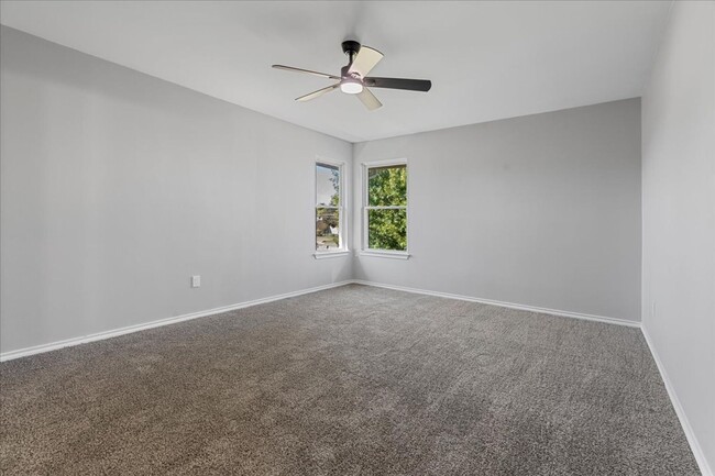 Building Photo - Recently Renovated 4-bed 3.5-bath 2-living...