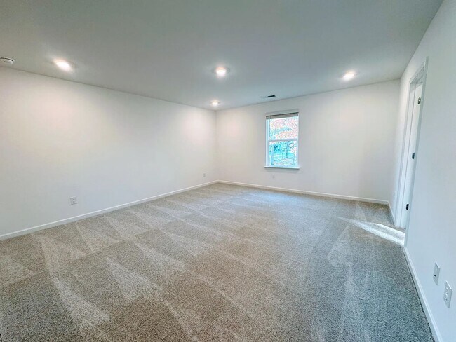 Building Photo - 514 Madison Lakeview Dr