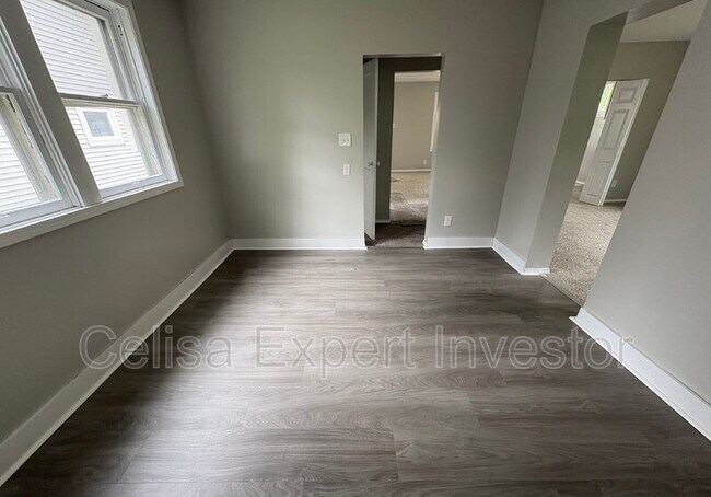 Building Photo - 2711 Thompson Ave