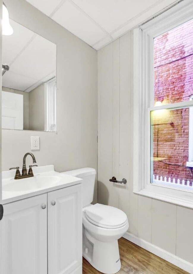 Building Photo - Bright 5 Bedroom, 1.5 Bath Home!