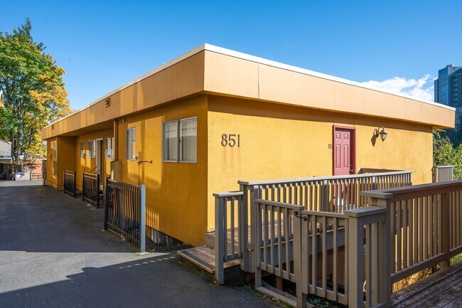 Building Photo - CONDO W/ A VIEW!!! CLOSE TO OHSU,PSU and M...