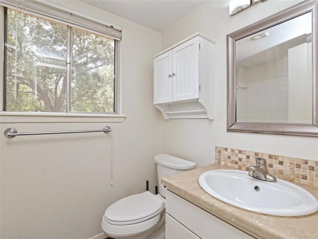 Building Photo - 2103 Falcon Hill Dr