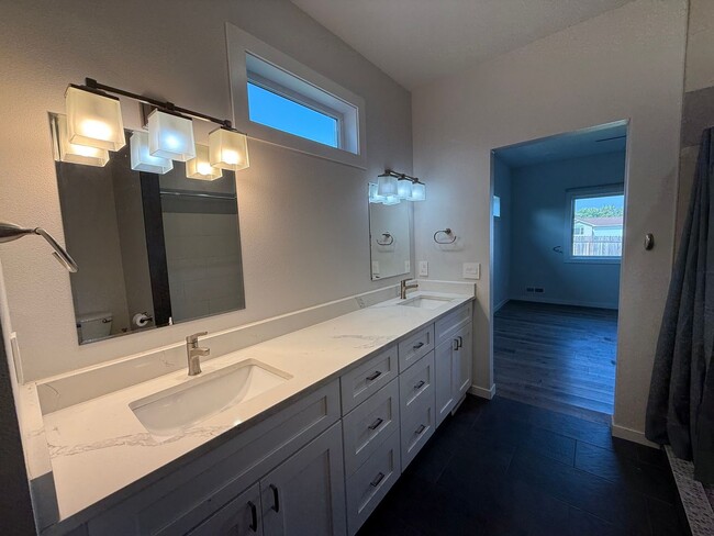 Building Photo - 4 Bedroom Home - Stonebridge Farms