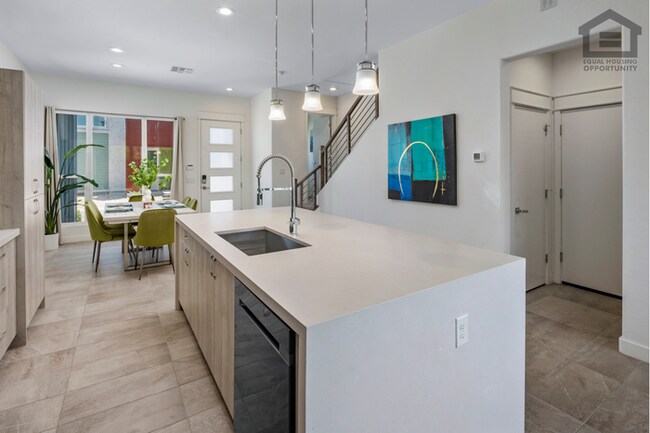 Building Photo - 3Bed/2.5Bath Modern House in Goodyear! -- MODERN FINISHES!