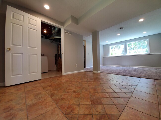 Building Photo - 627 36th St SW