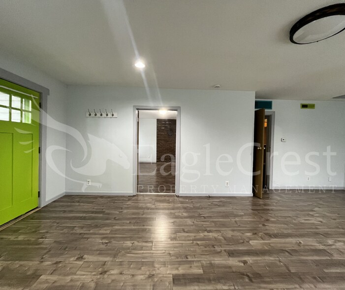 Building Photo - Comfortable 5 Bedroom Home with Modern Touches, Large Bedrooms & Front Porch