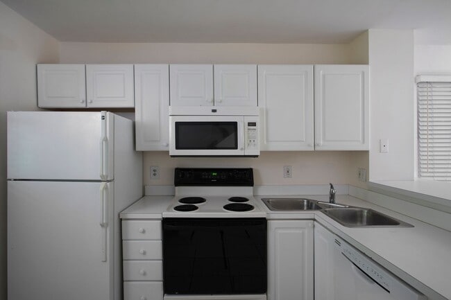 Building Photo - 2 Bedroom 1 Bathroom Golf Club Townhouse 1 year rental