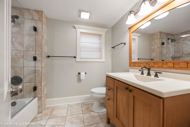 Building Photo - Great House in a great location!