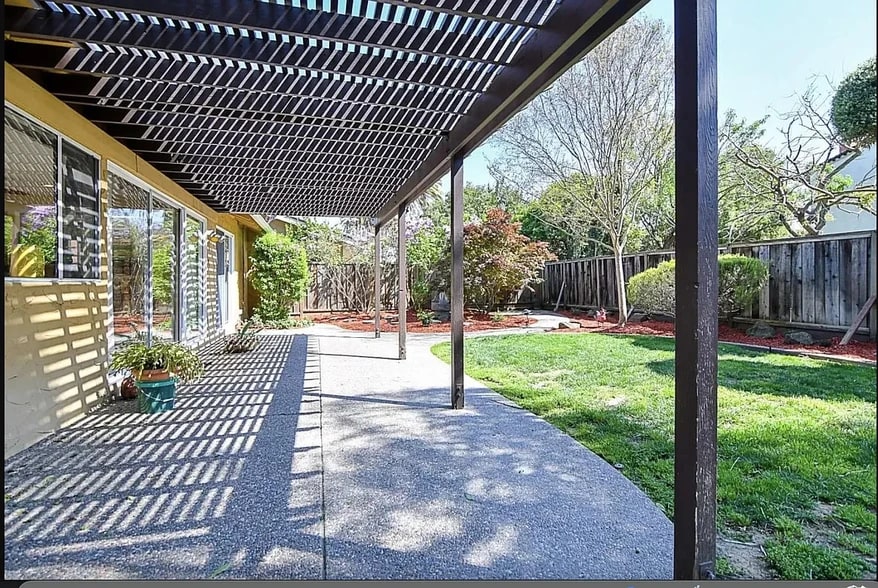 Building Photo - 334 Los Pinos Way