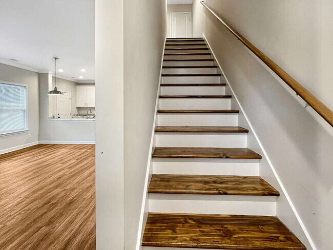 Building Photo - 39 Travis St