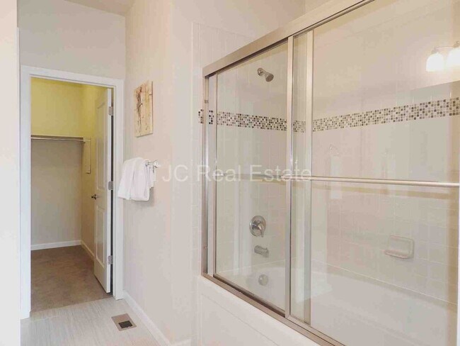 Building Photo - Central Park Town Home for Rent!