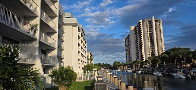 Building Photo - 1650 NE 115th St