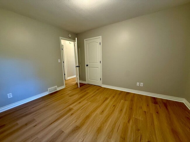 Building Photo - Remodeled 5BR/2BA Walkout Rambler Near Fish Lake Available Now! Lawn care Included!