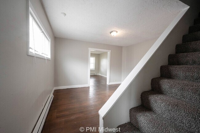 Building Photo - Charming 3-Bedroom Duplex with 2 Full Bath...