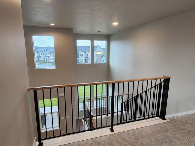 Building Photo - Beautiful  End Unit Townhome In Herriman